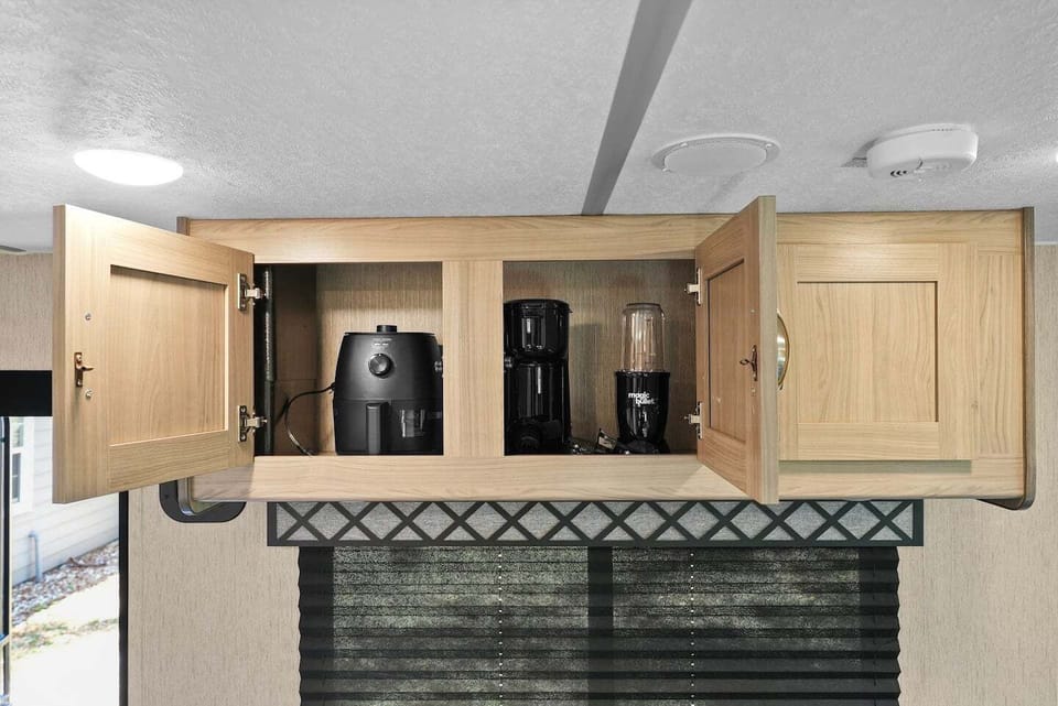 Kitchenette equipped with the essentials.