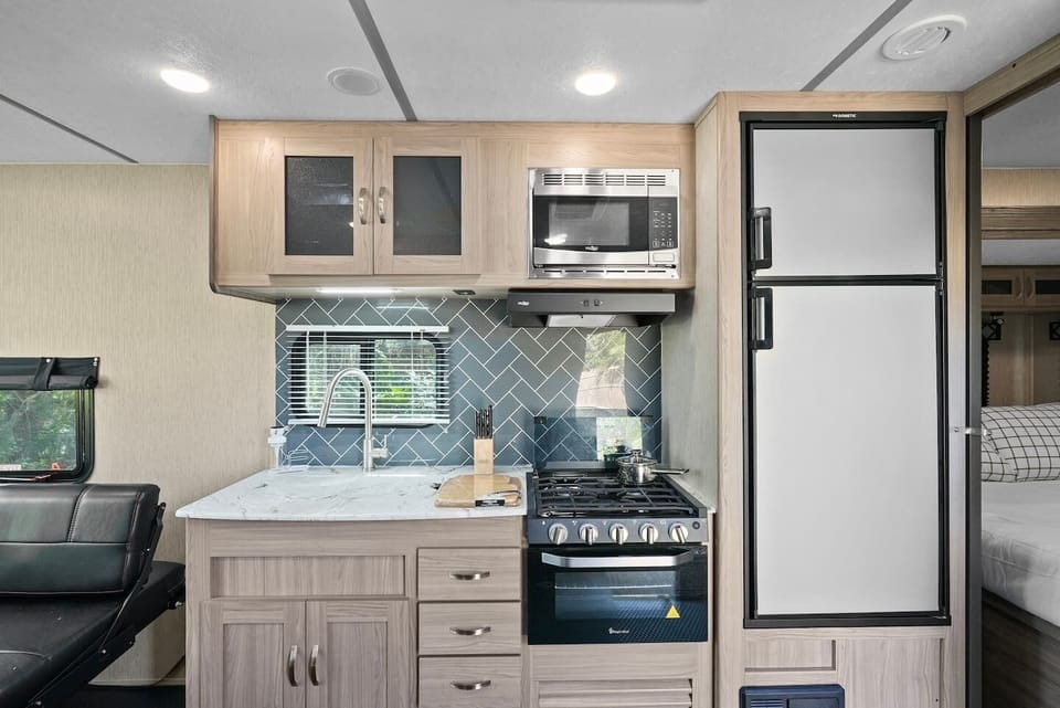 Kitchenette equipped with the essentials.