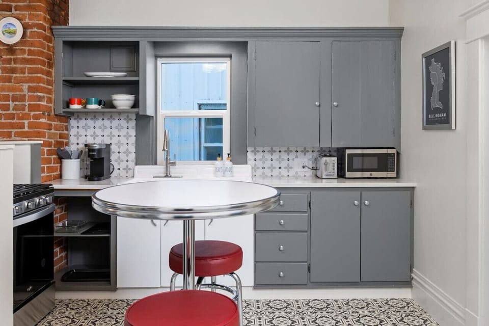 Full Kitchen With Bistro Table Seating