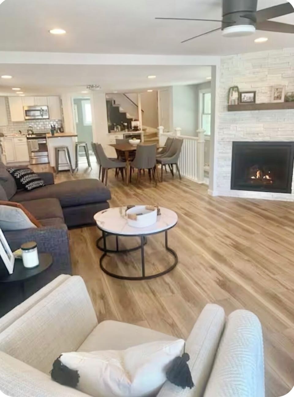 Spacious living room with fireplace & TV