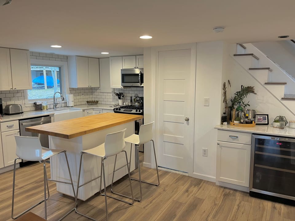 Moveable island to set up a food buffet