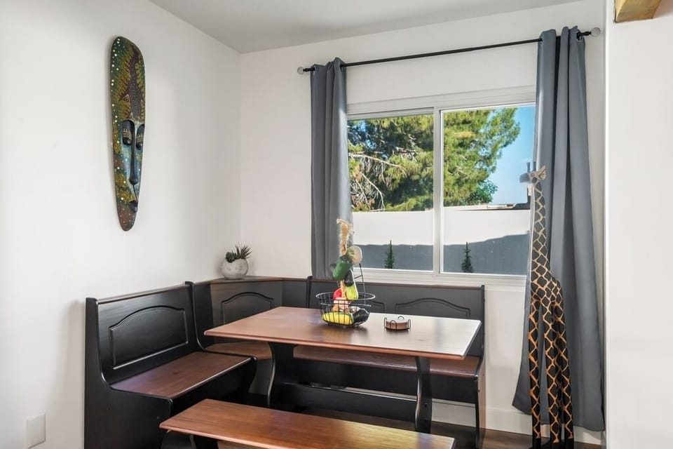 Kitchen eating nook