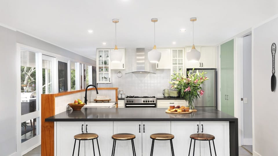 Natures Nest on Nari | Kitchen | Breakfast Bar
