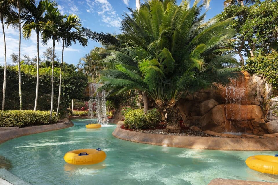 1000 ft Lazy River with tubes and water features.