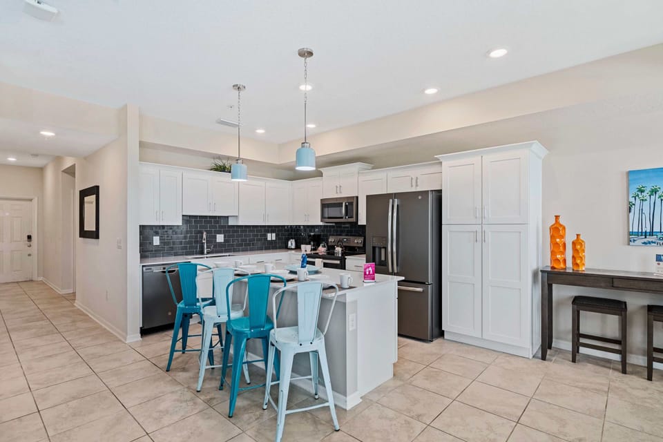 Fully equipped kitchen of the apartment in Kissimmee - Availability of all kitchen accessories - Large amount of storage - Sufficient space to work according to your ease - Excellent bright space of apartment - Availability of high chairs