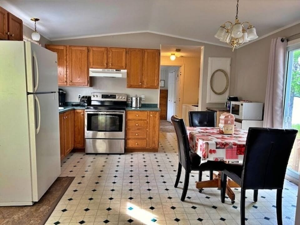 Lots of room for cooking while enjoying the view. 