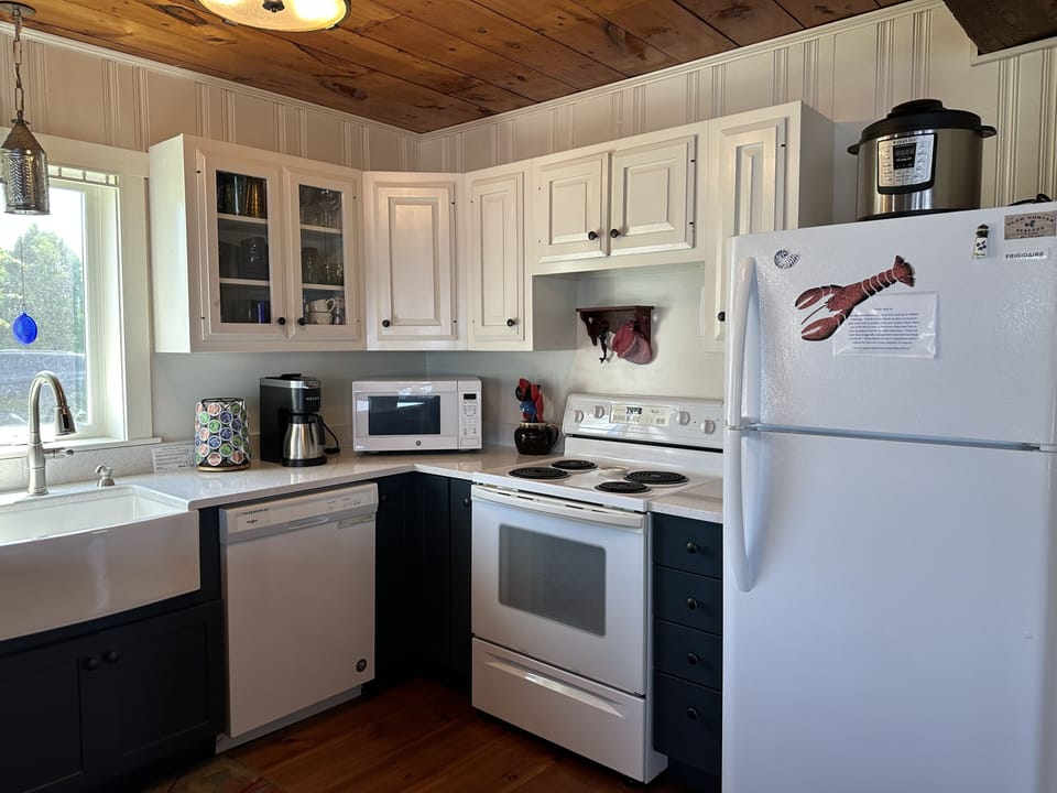 Newly renovated fully equipped kitchen--