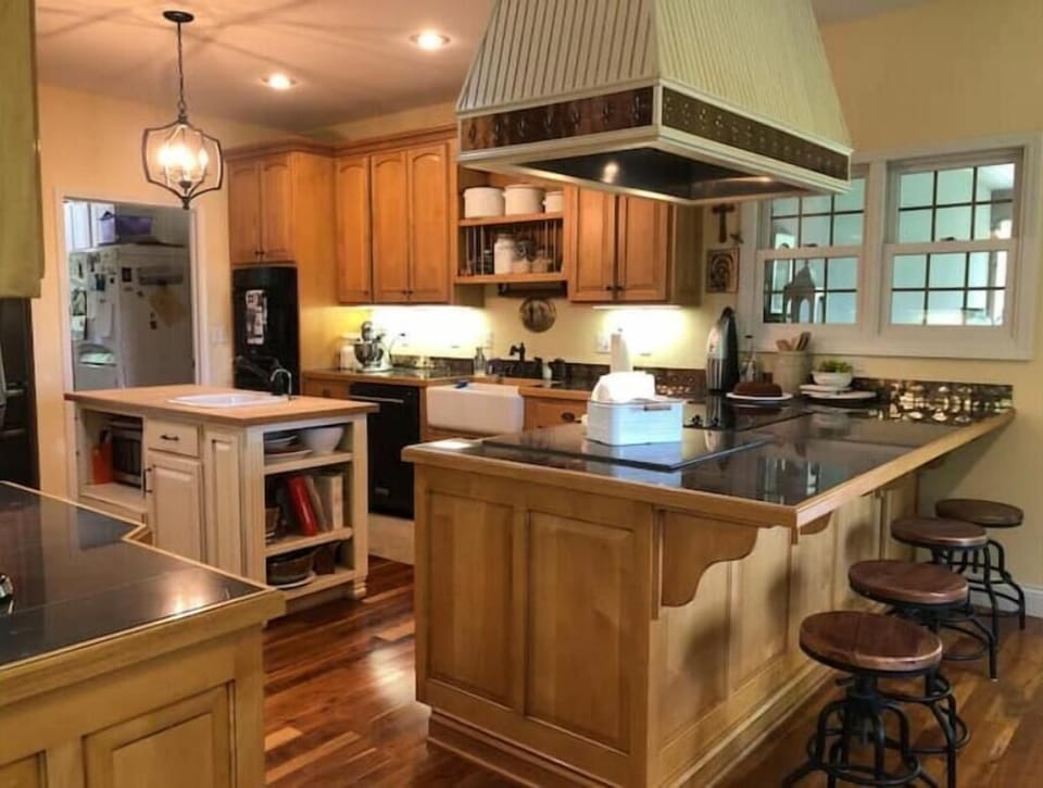 There is a glass cooktop and double ovens in the kitchen.