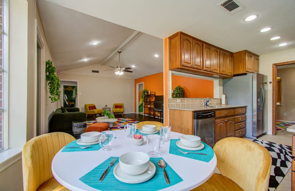Dining area for 4 at the round table at the dining area near the kitchen