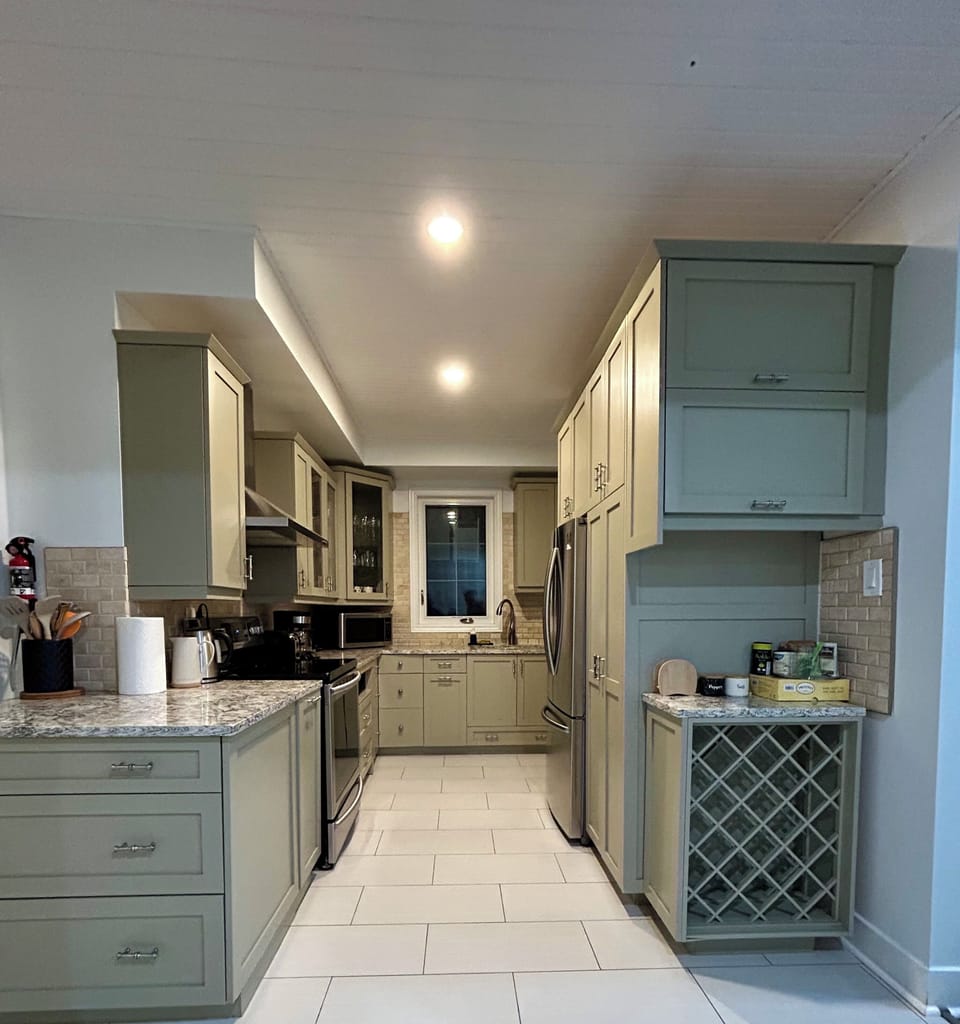 Fully equipped kitchen with modern appliances and everything needed to cook.