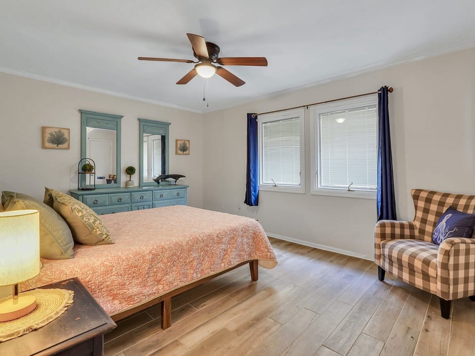 Guest room 2 with queen size bed.