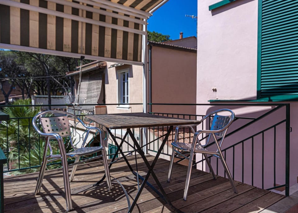 External table-Casa Bartolomea 15- Elba Island