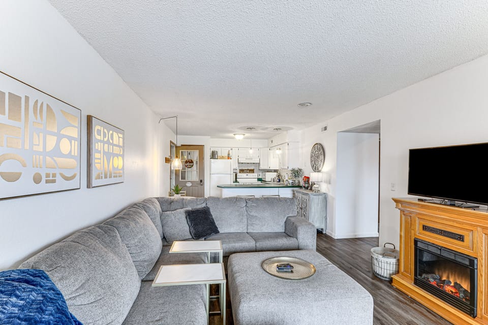 Living Room | Electric Fireplace | Flat-Screen TV | Free WiFi