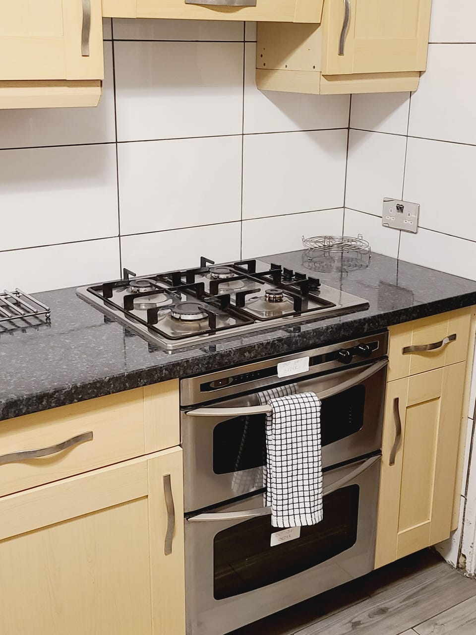 kitchen. Cooker and grill.