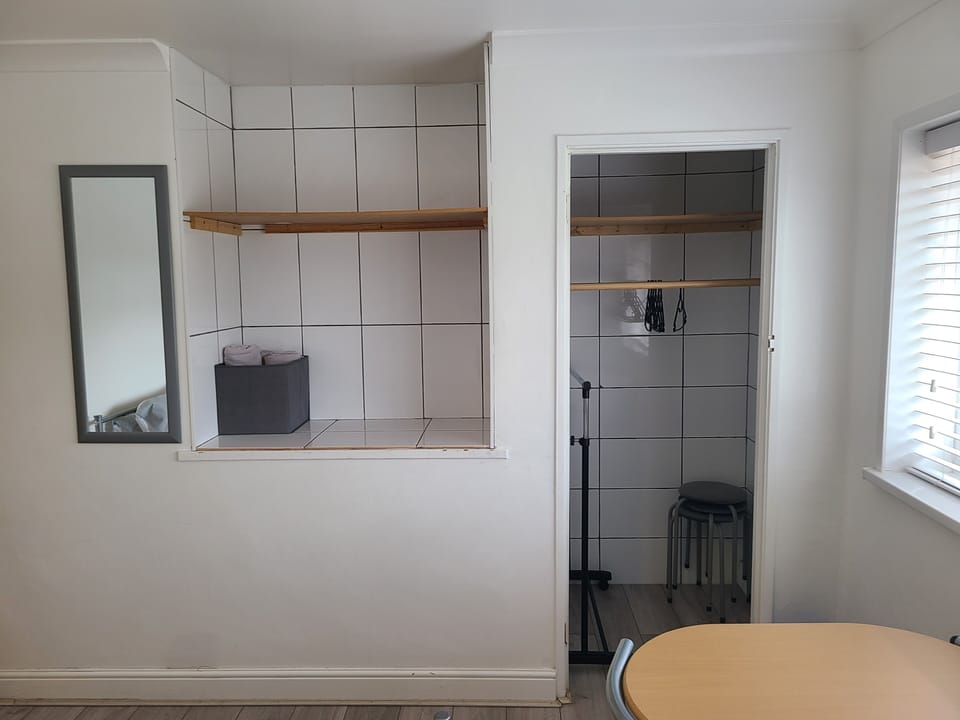 Room 5 (upto 3 people)