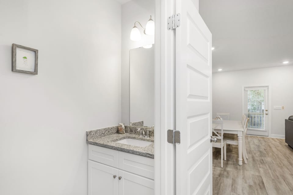 Hall Bathroom - Downstairs - Towels Provided