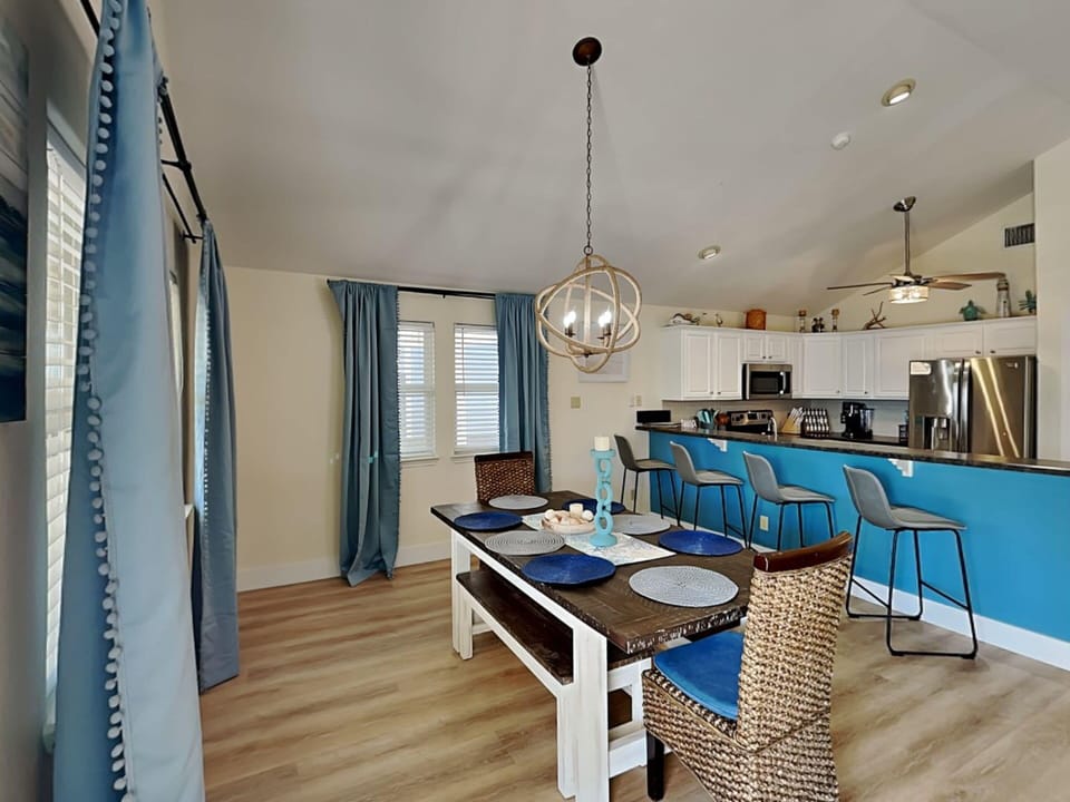 Kitchen & Dining