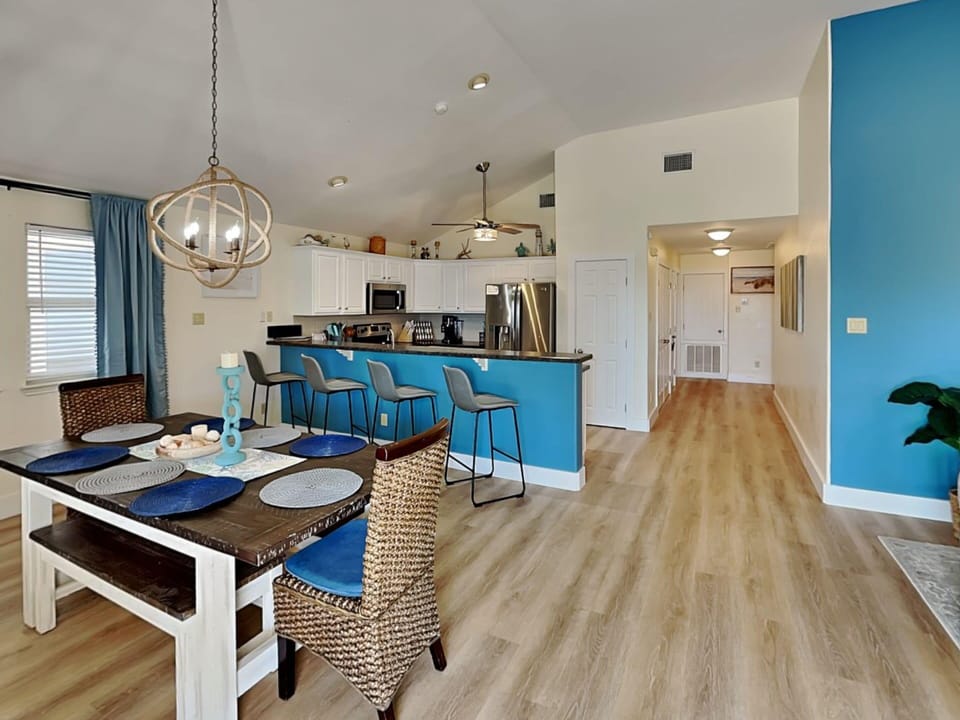 Kitchen & Dining