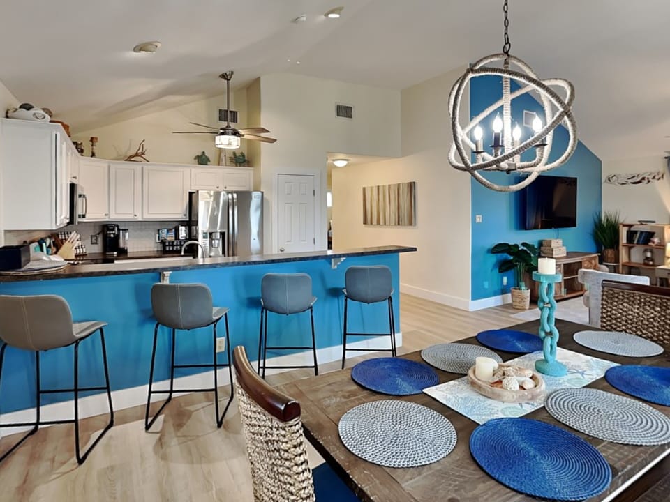Kitchen & Dining