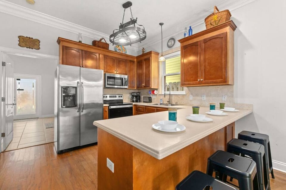 Kitchen & breakfast bar on 1st floor