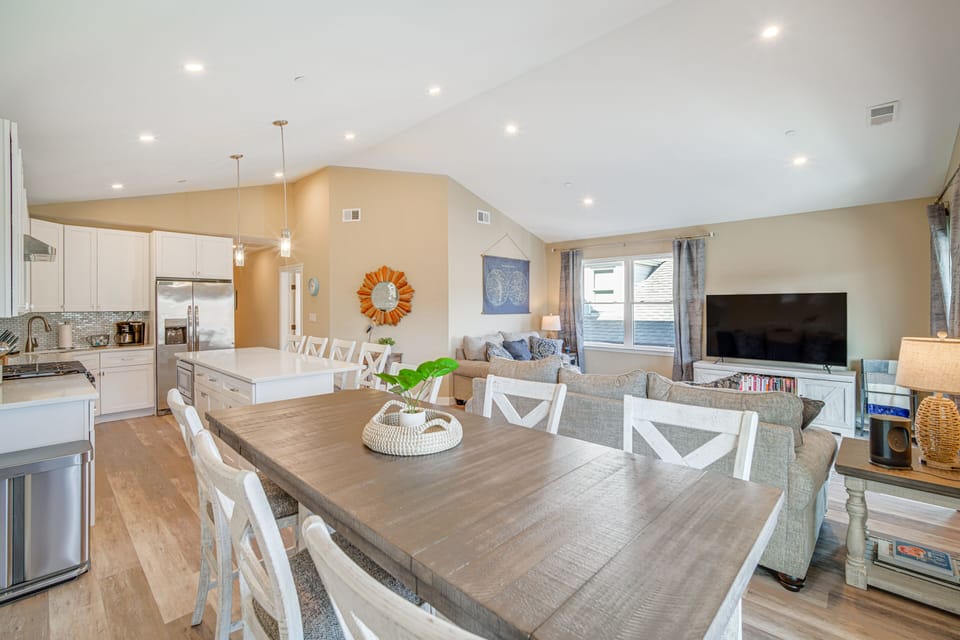 Dining Area | Dishware/Flatware Provided
