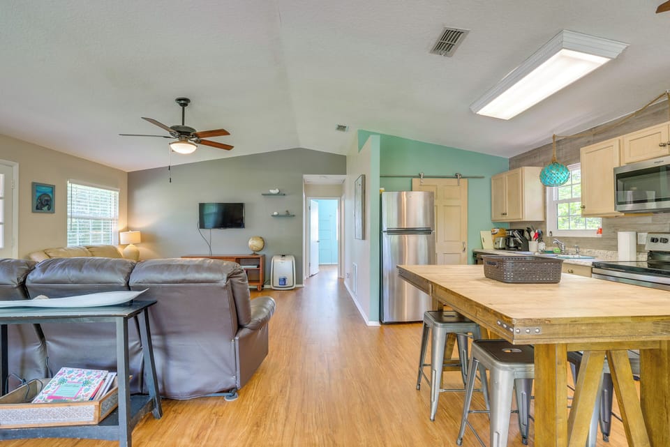 Dining Area | Dishware/Flatware Provided