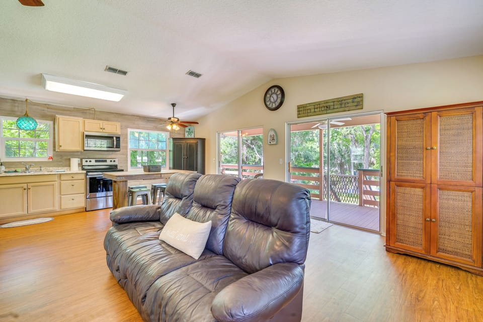 Living Room | Free WiFi | Smart TV | Single-Story Unit