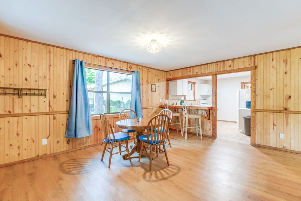 Dining Area | Dishware/Flatware Provided
