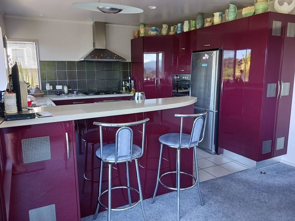 Fully equipped kitchen with breakfast bar