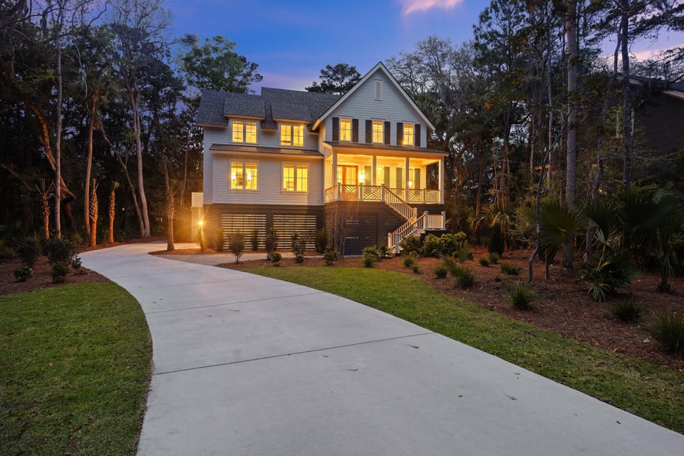 Lots of parking in driveway and garage area!