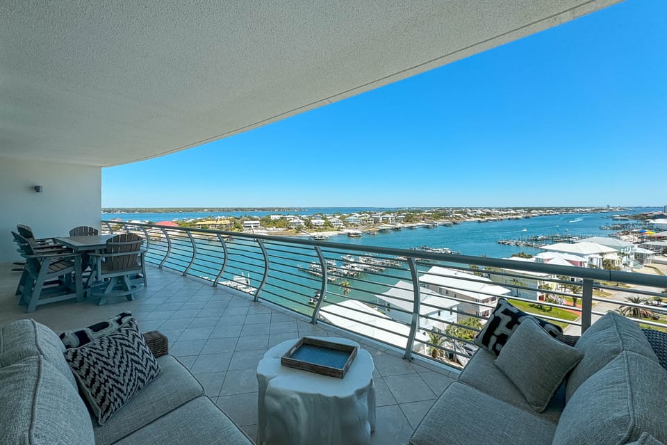 Large Balcony with seating and views!