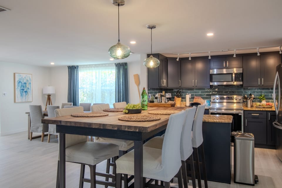 Breakfast space for up to 6 guests