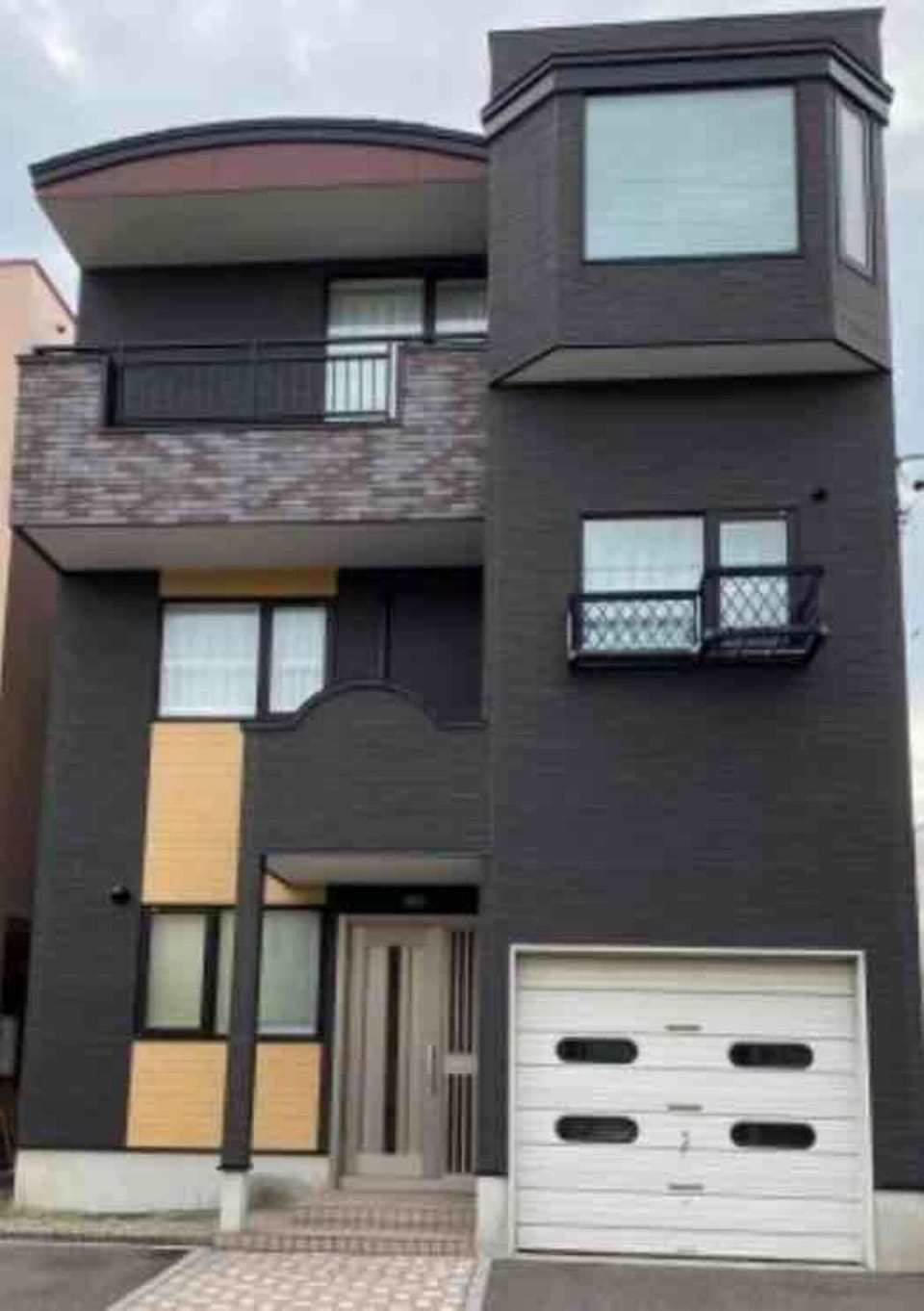 Panoramic view of the building (you can park in front of the entrance)