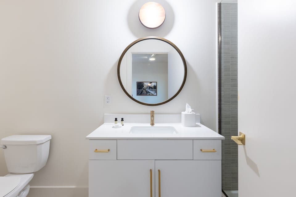 Primary bedroom's ensuite bathroom.
