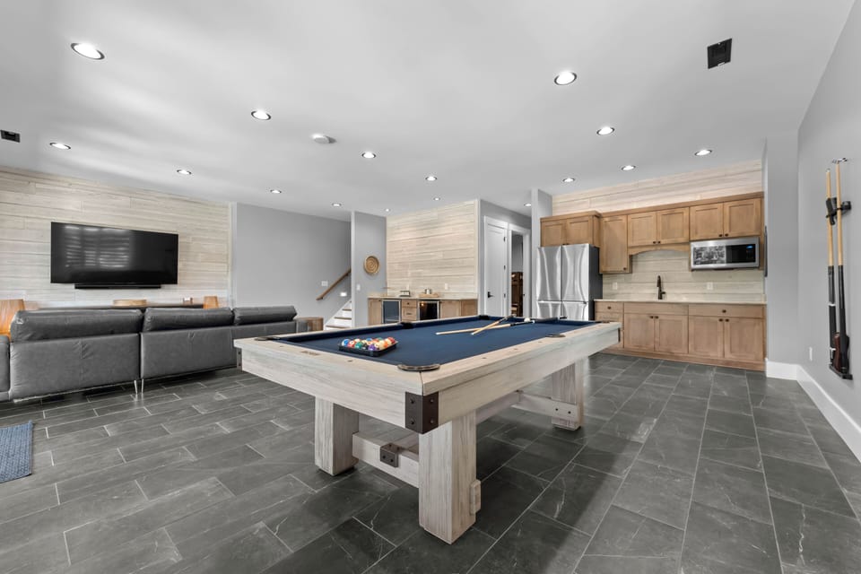 Blue Heron's Pool table and kitchenette.