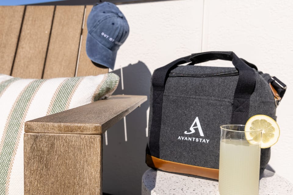 Travel with AvantStay.