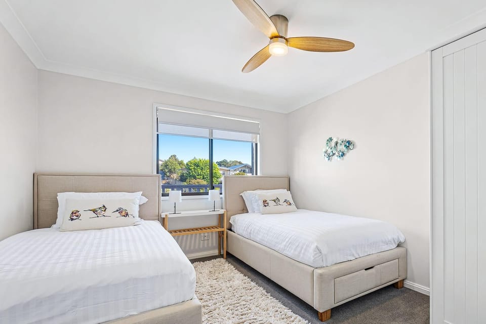 Bedroom 3 - 2 single beds