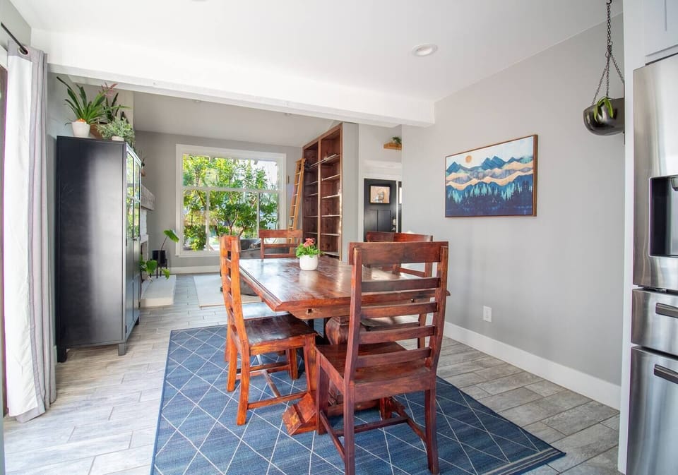 Expandable Dining Table