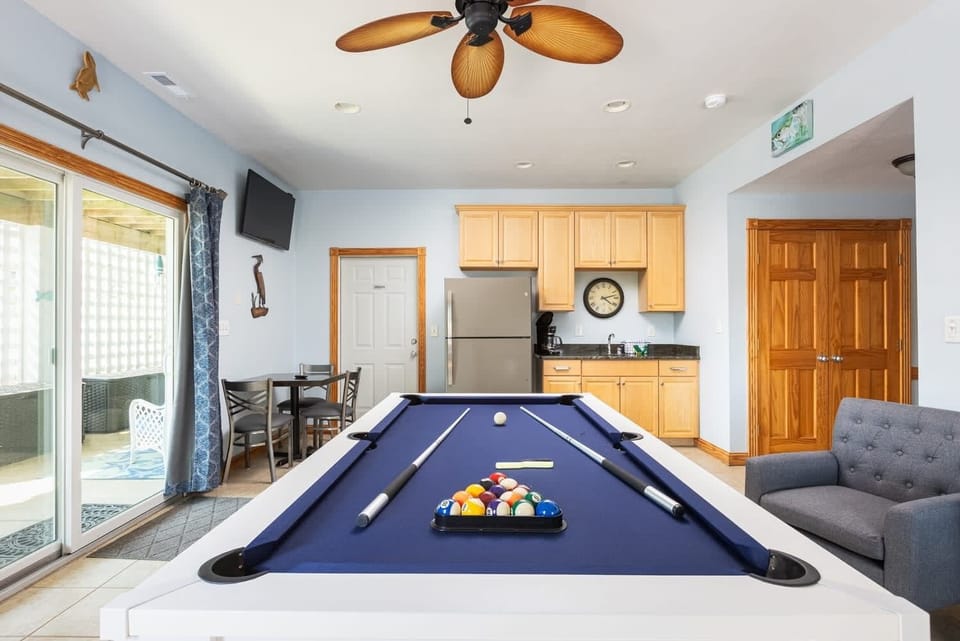 Game Room w/ Kitchenette