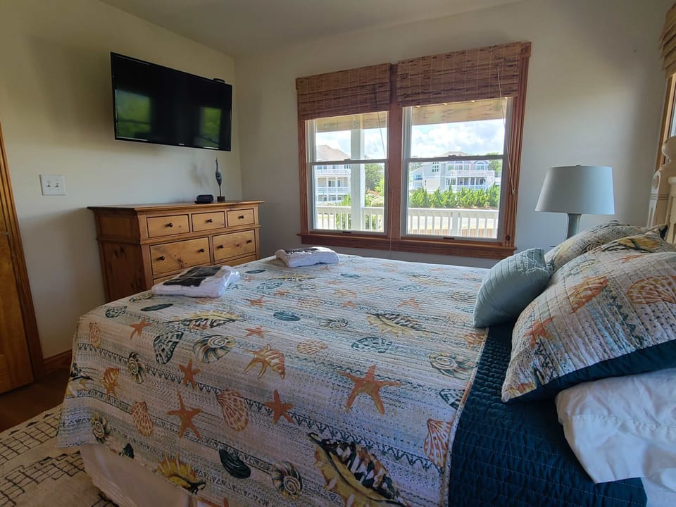 Mid Level Queen w/ Jack and Jill Ensuite