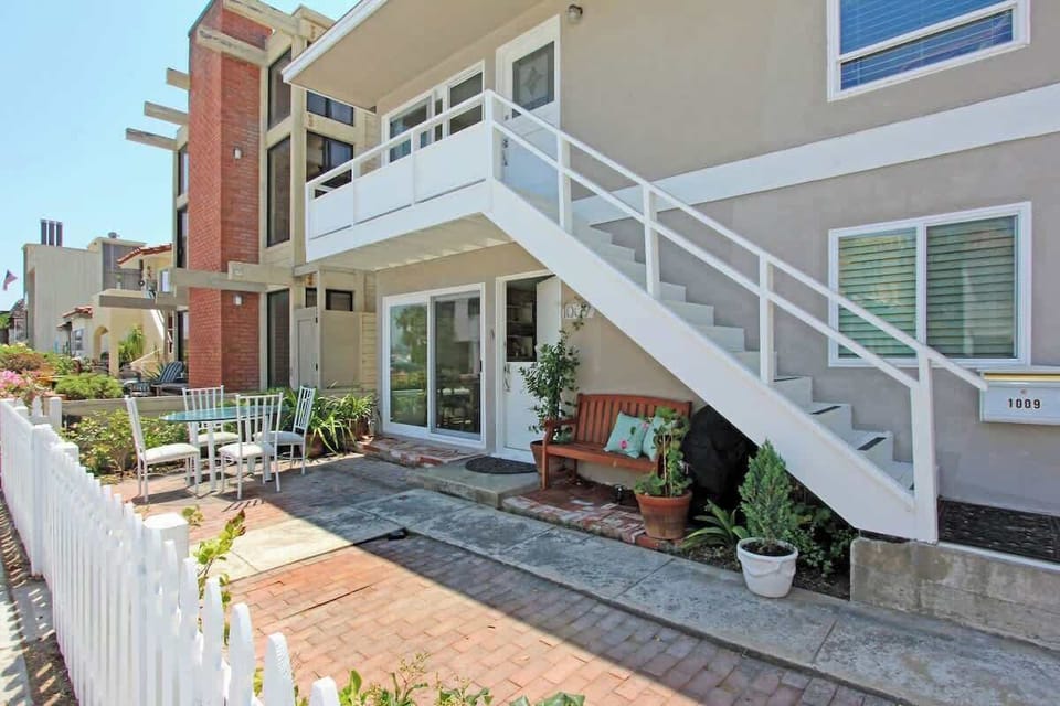 1009 W. Bay Ave. Patio