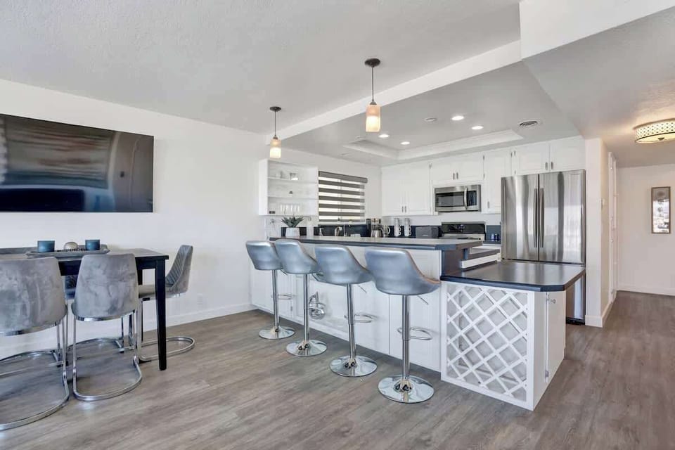 Kitchen and breakfast bar seating