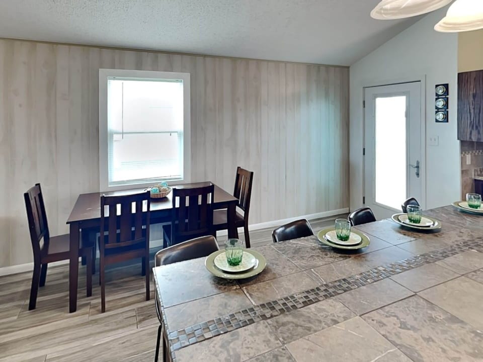 Breakfast Bar Seating & Dining Table