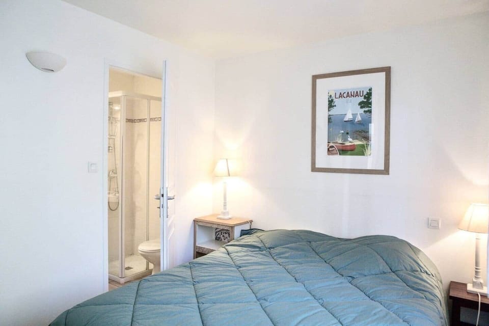 Bedroom 1: bed 140x200 with en-suite shower room and WC