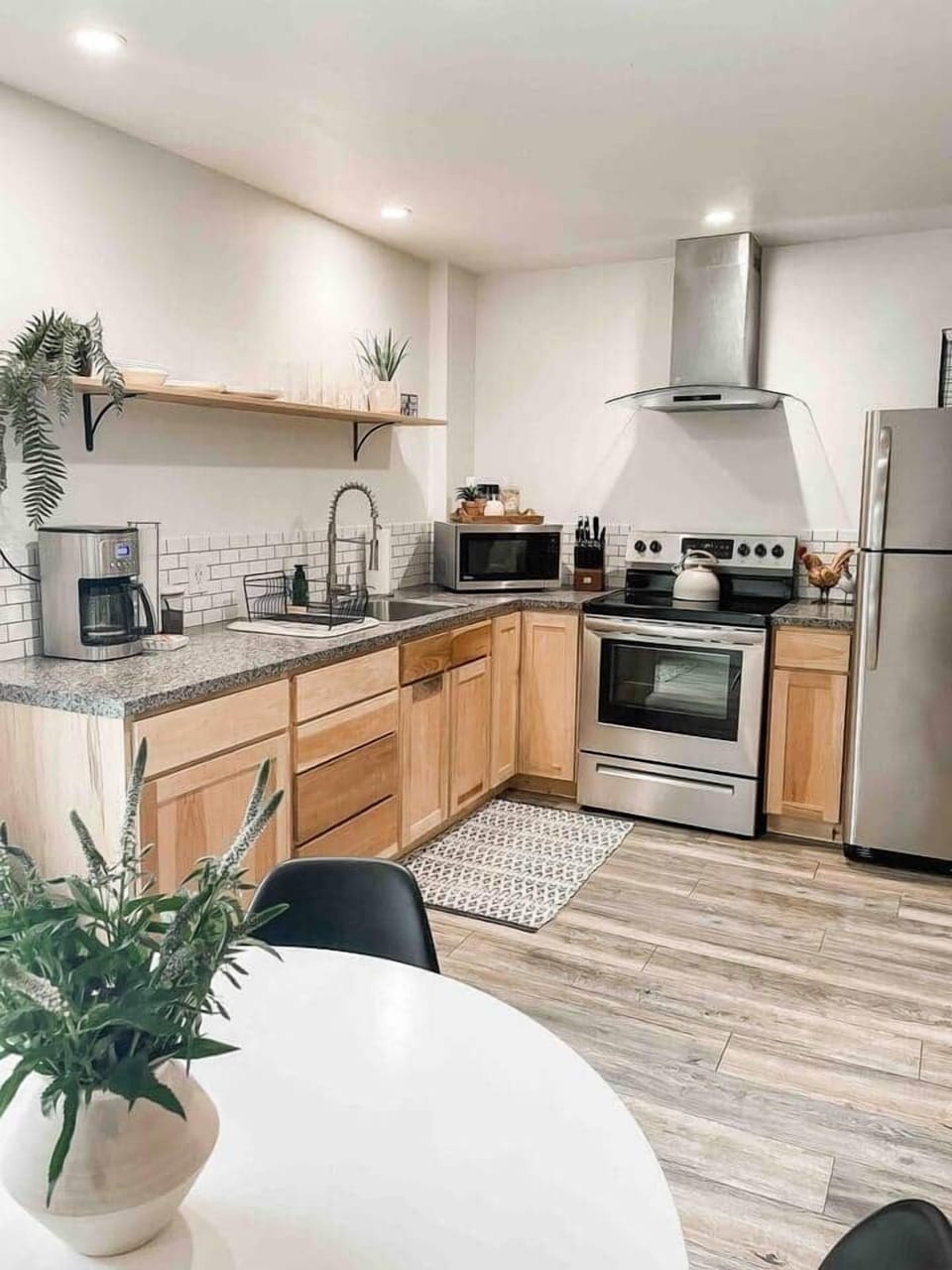 Kitchen and dining table 