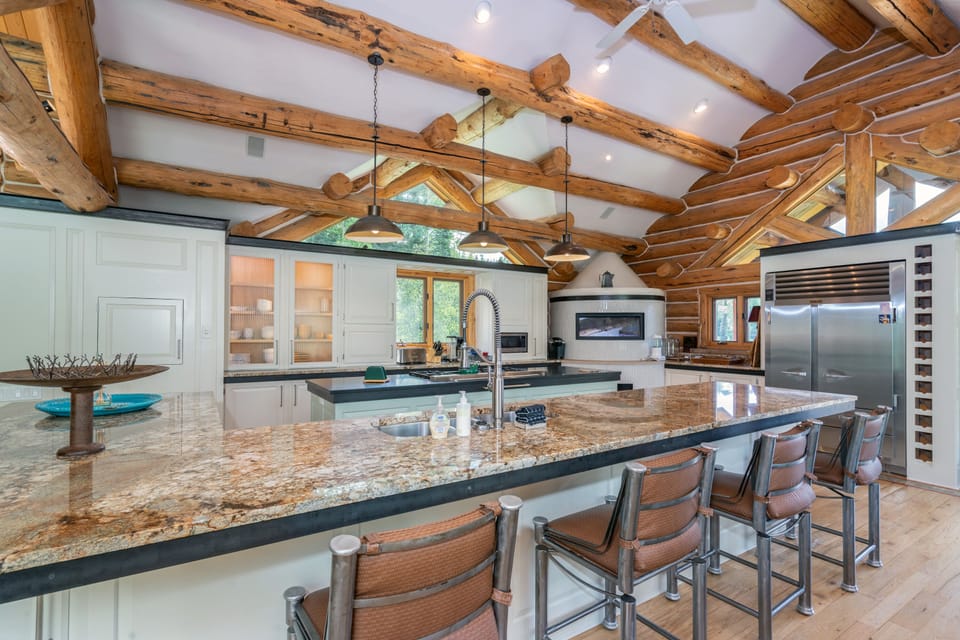 Kitchen - Island bar seating for 4