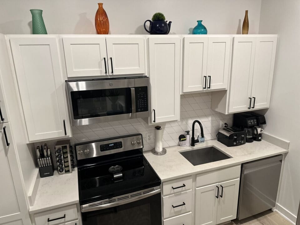 Full Kitchen with a brand new stove, and microwave.In the storage cabinets you'll find the plates, bowls, and glassware.