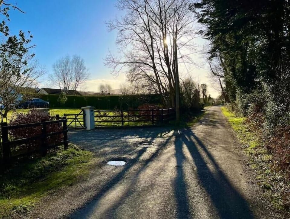 Mucksna laneway with left entrance in through the gates of Foxley