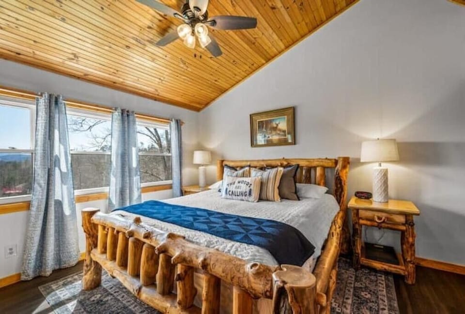 Upstairs Bedroom 2, King