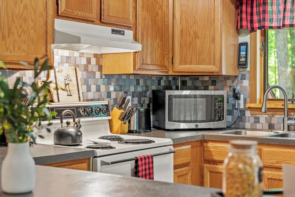 This well-equipped kitchen has everything you need for preparing delicious meals.